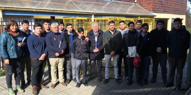 Alumnos de la carrera de Construcciones metálicas del liceo Bicentenario de Excelencia realizo la entrega de contenedores metálicos a la Oficina de Medio Ambiente.