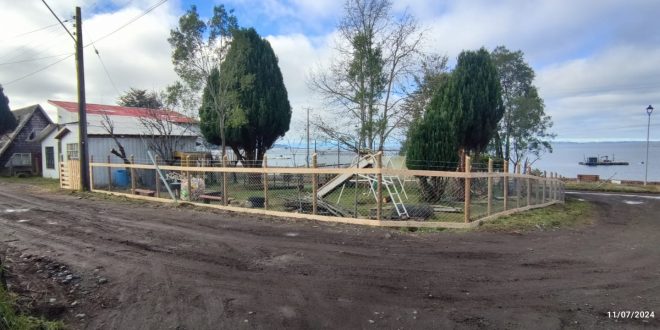 Escuela Rural Calen recibe materiales de construcción para mejorar su cerco perimetral gracias a la Municipalidad de Dalcahue