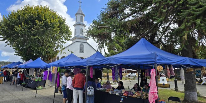 Tradición y desarrollo se encuentran en la plaza de Armas de Dalcahue